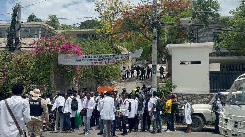Haïti : Des étudiants en médecine manifestent devant la résidence du Premier ministre pour exiger la réouverture de l’Hôpital Général